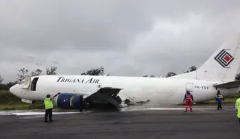 Avión derrapa sobre la pista y pierde el tren de aterrizaje en Indonesia