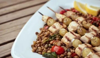 Prepara unas brochetas de uvas y tofu