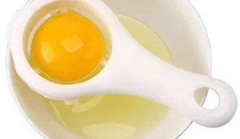 Separe la yema de un huevo con una botella de agua