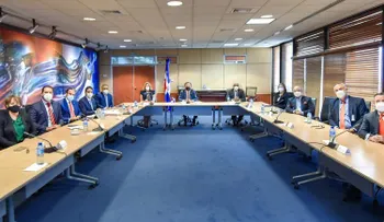 Gobernador BCRD y ejecutivos del Mercado de Valores y la AIRD pasan revista a la evolución del mercado en RD 