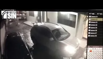 Dos asaltantes encañonan a mujer y le roban cartera y vehículo