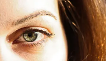 Confirman el éxito del primer trasplante de retina de células artificiales
