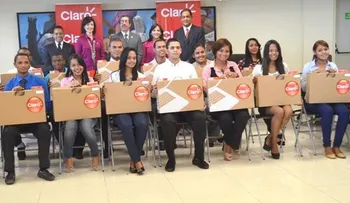  UASD y Claro premian con laptops a estudiantes destacados
