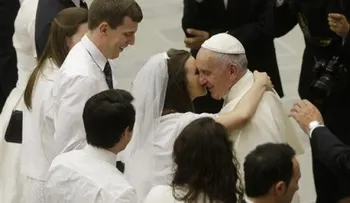 Papa pide a párrocos acepten a católicos divorciados que vuelven a casarse 