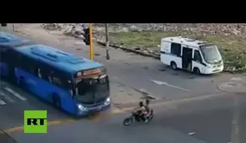 FUERTES IMÁGENES: Bus arrolla a dos asaltantes en corrían de la Policía en Colombia