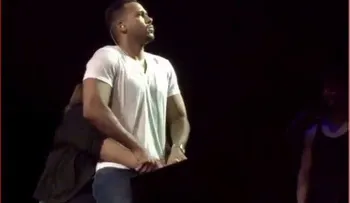 Fanática agarra entrepiernas a Romeo Santos durante concierto en Miami