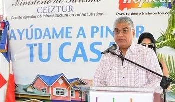 Mitur y Tropical  pintan casas en  Samaná 