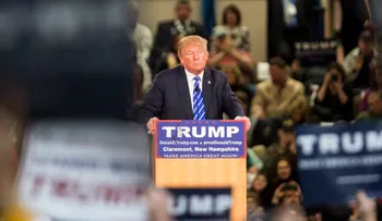Donald Trump reprende en tono de broma a un hombre por decir que Obama es musulmán