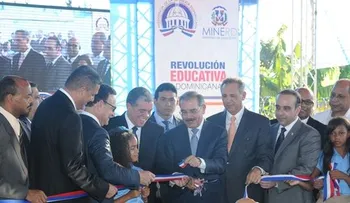 Medina inaugura seis escuelas en Nagua