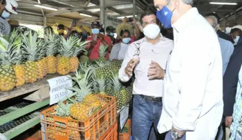 Abinader visita Merca Santo Domingo; dice que el Gobierno enfrenta todas las alzas 