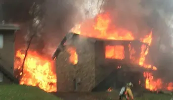Testigos recuerdan cómo avión se desplomó sobre edificio en Ohio (VIDEO)