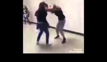 Este efectivo método para parar una pelea de mujeres desata la polémica (VIDEO)