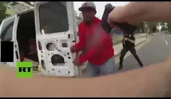 FUERTE VIDEO: Un policía mata a un hombre que lo apuñaló sin motivo (18+)
