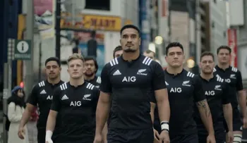 La original publicidad en la que los All Blacks tacklean japoneses en la vía pública