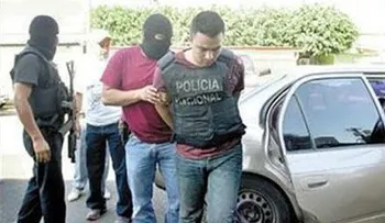Apresan a dos policías en Santiago cuando asaltaban varias personas