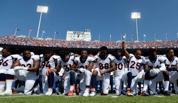 Los dueños de la NFL dicen que los jugadores deben estar de pie durante el himno nacional