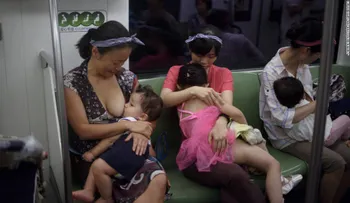 Foto de madre amamantando a su bebé en público desata un debate en China