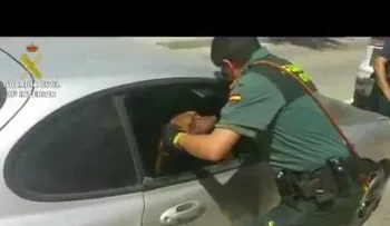 El rescate de un perro que está a punto de morir asfixiado (VIDEO)