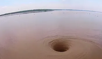 Remolino en lago Texoma tan grande que puede tragarse un barco (Video)