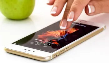 Entérate de lo que le sucede a tu salud por comer y usar el celular