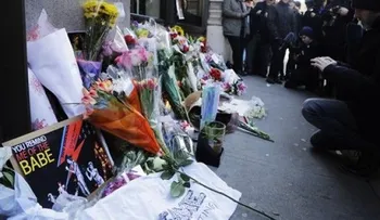Homenajean a fallecido David Bowie; admiradores llevan flores a su apartamento