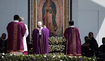 Papa pide en México evitar tentación de riqueza y corrupción