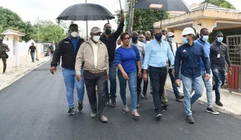 Deligne Ascención supervisa trabajos de asfaltado en Boca Chica; anuncia adjudicación de 50 millones para completar el resto del municipio