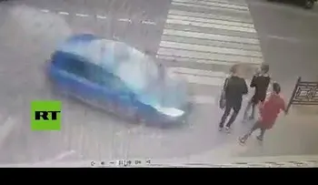 FUERTE VIDEO: Tres adolescentes saltan por el aire, con el choque de dos autos 