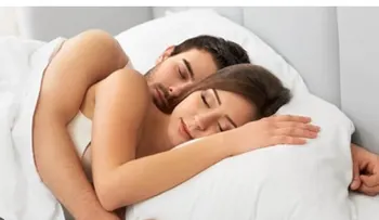 Dormir desnudos en pareja: una práctica que fortalece el amor y la salud