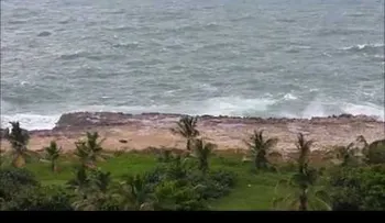 Un hombre desafía fuertes olas de Matthew en orilla del Malecón