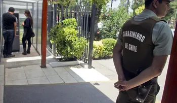 Un ciudadano español intentó sobornar a un carabinero y ahora no podrá salir de Chile