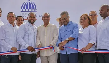 Ministro Ascención inaugura un puente peatonal y motorizado en El Carril de Haina