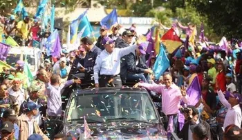 Presidente Medina realiza caravana en pueblos del Este del país