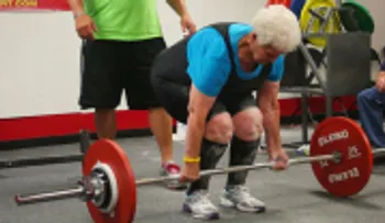 Abuelita de 78 años levanta hasta 225 libras en pesa