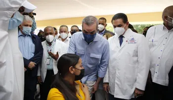 Presidente y vicepresidenta encabezan operativos de vacunación en Santiago y la capital