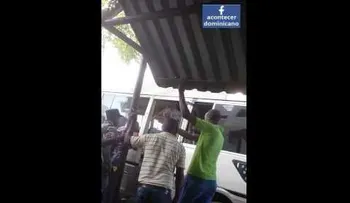 Video original: Chofer arroja anciano de autobús, porque no tenia pasaje 
