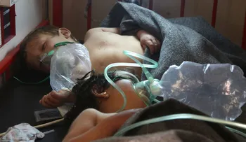 Acusan a Bashar al Assad y a Rusia de brutal ataque químico que mató a 83 civiles, entre ellos 25 niños, en Siria