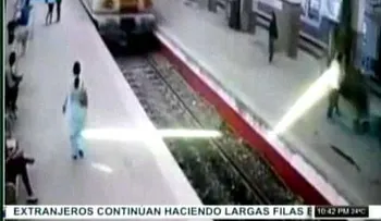 Tren se descarila en estación en Mumbai, India.