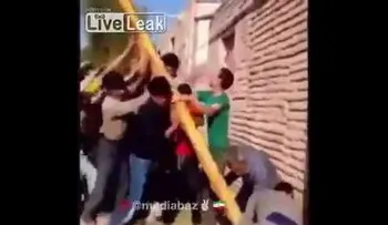 La unión no siempre hace la fuerza: Electrocutados por reparar un poste