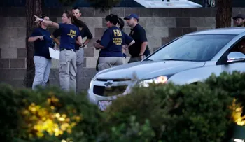 Esposa del pistolero alega que no sabía nada del plan macabro de su esposo, tras ser interrogada por el FBI 
