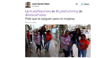 Despiden a reportera que causó indignación al ser cargada por mujeres para no mojarse