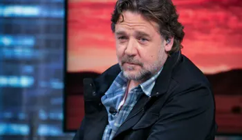 Russell Crowe la emprende contra aerolínea porque no le dejaron llevar las hoverboards de sus hijos
