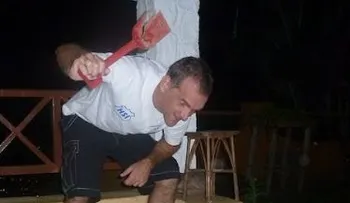 Un hombre casi pierde la vida tras luchar contra las cucarachas de su casa