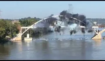 Papelón: hicieron explotar un puente para derribarlo, pero no le pasó nada