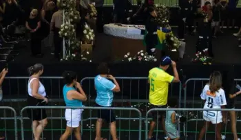 Unos 230 mil aficionados acuden a dar el último adiós a Pelé