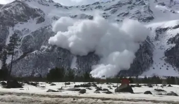 El aterrador momento en el que una avalancha aplasta un centro de ski y mata a seis turistas (VIDEO)