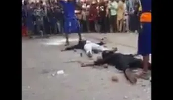 India: Un peligroso truco con un enorme martillo por poco acaba en una tragedia