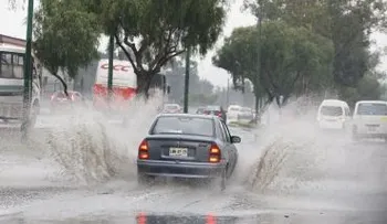 Más de 300 viviendas inundadas por lluvias en Santiago