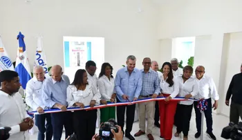 Presidente Abinader acompañado de ministro Ascención inicia construcción de aceras y contenes en San Luis y San Isidro por monto superior a RD$1,800 millones