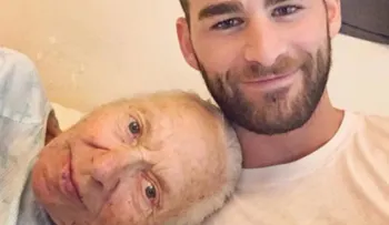 Un joven acoge en su casa a su vecina con leucemia para que no pase sola sus últimos días